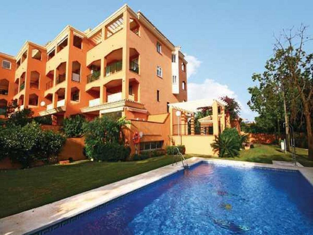 トレモリノスにあるApartamento con piscina en Torremolinosの建物前のスイミングプール付き住宅