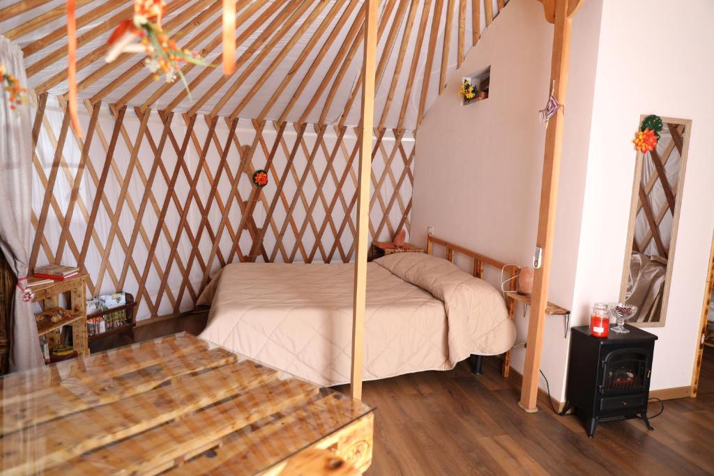 sypialnia z łóżkiem z baldachimem w pokoju w obiekcie Glamping il Sole w mieście Civitella Marittima