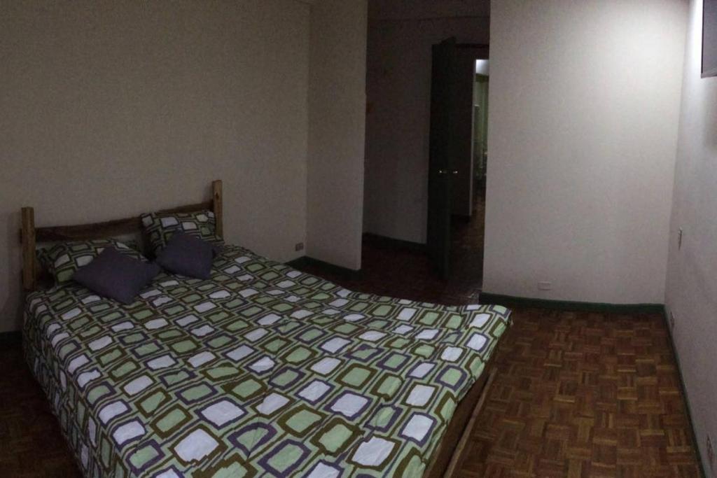 1 dormitorio con 1 cama grande con almohadas azules en Beautiful Apartment San Jose Downtown, en San José