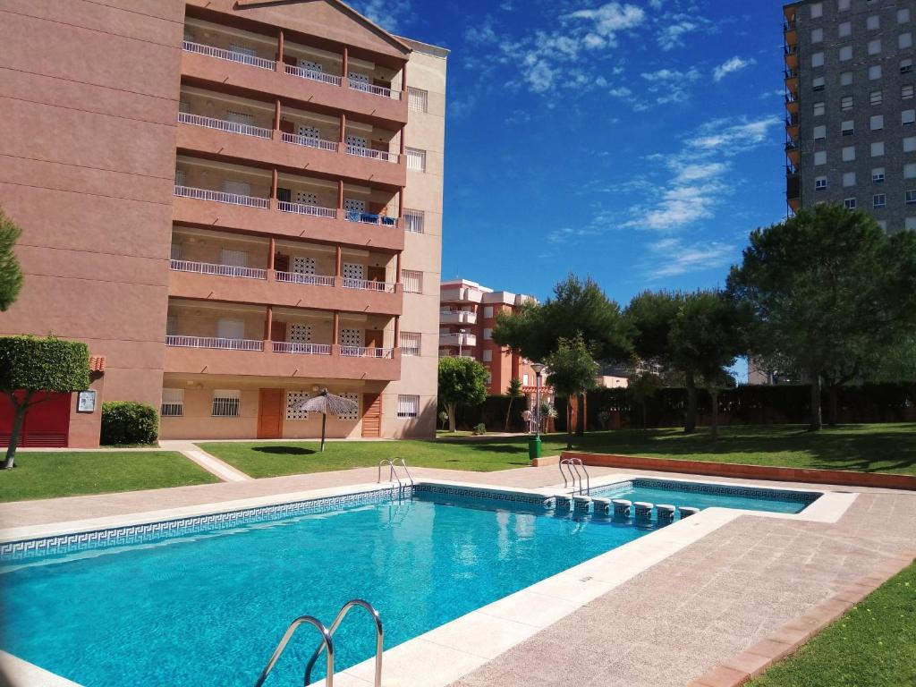 einem Pool vor einem Gebäude in der Unterkunft View Bay Arenales Del Sol in Arenales del Sol