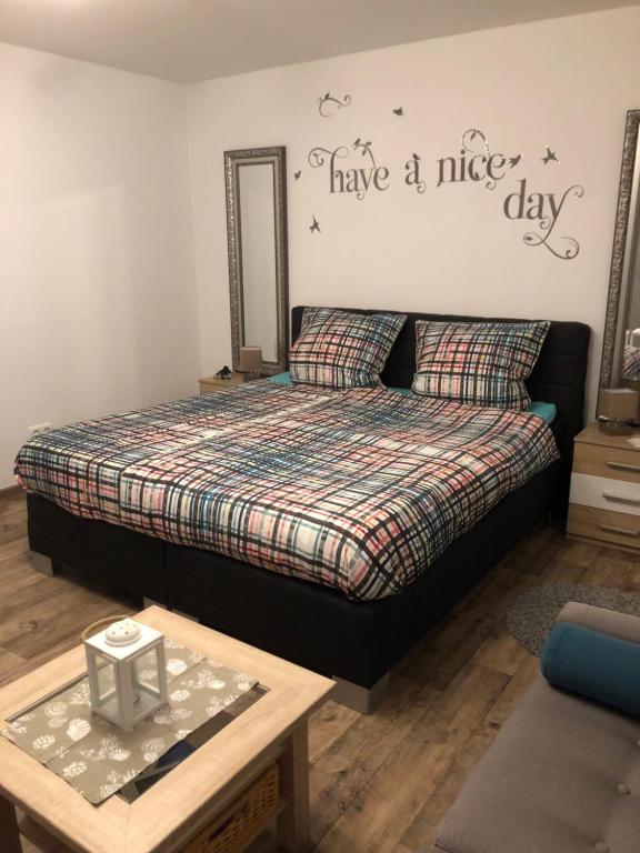 um quarto com uma cama com um espelho na parede em Ferienwohnung Anke - Apartment 3c em Heinsberg