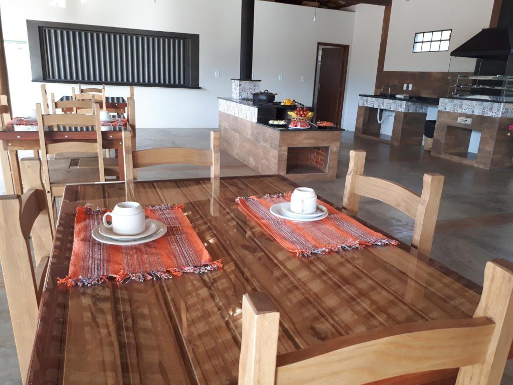 Uma área de estar em Chácara Leolud