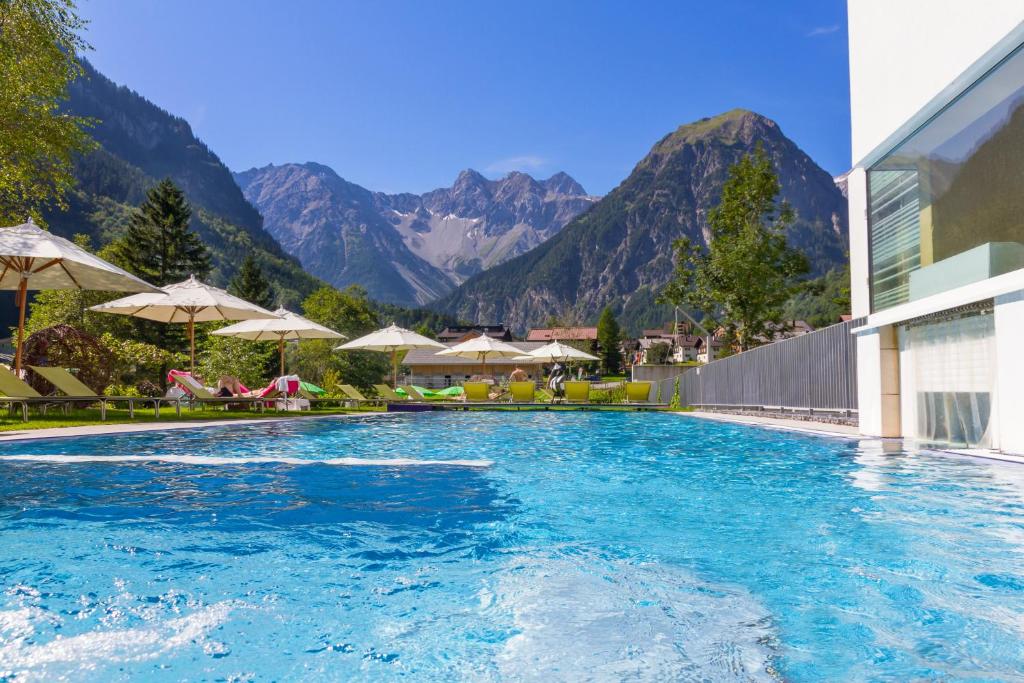 Nespecifikovaný výhled na hory nebo výhled na hory při pohledu z hotelu