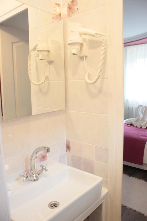 Postel nebo postele na pokoji v ubytování Jázmin Apartmanház