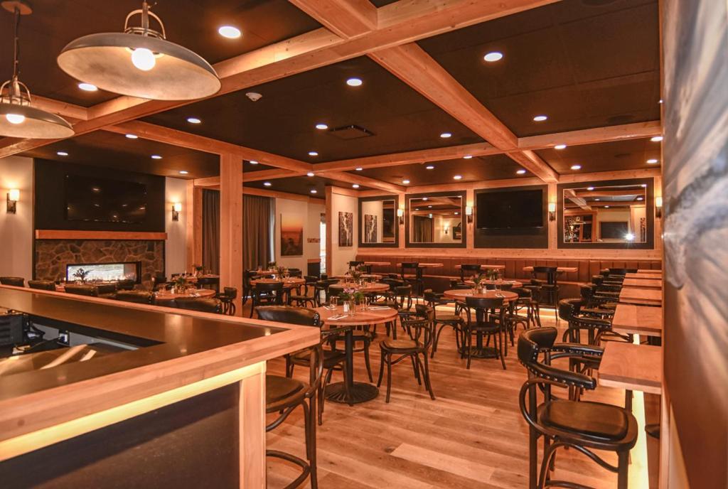 a restaurant with tables and chairs and a bar at Harbour House Hotel in Ganges