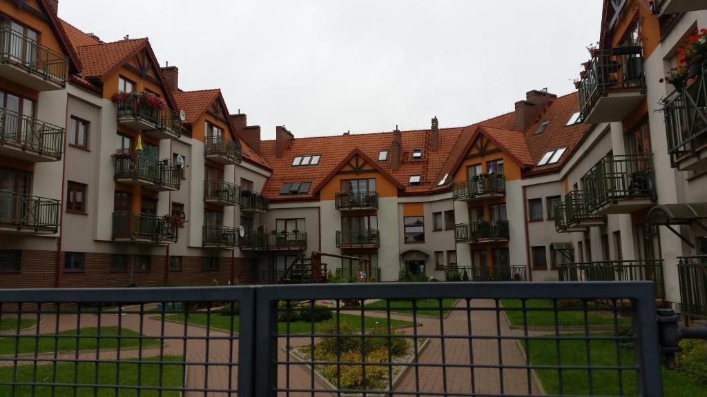 ギジツコにあるAlinaの赤い屋根の一列のアパートビル