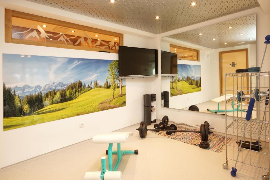 TV a/nebo společenská místnost v ubytování Panorama Hotel Kaserer