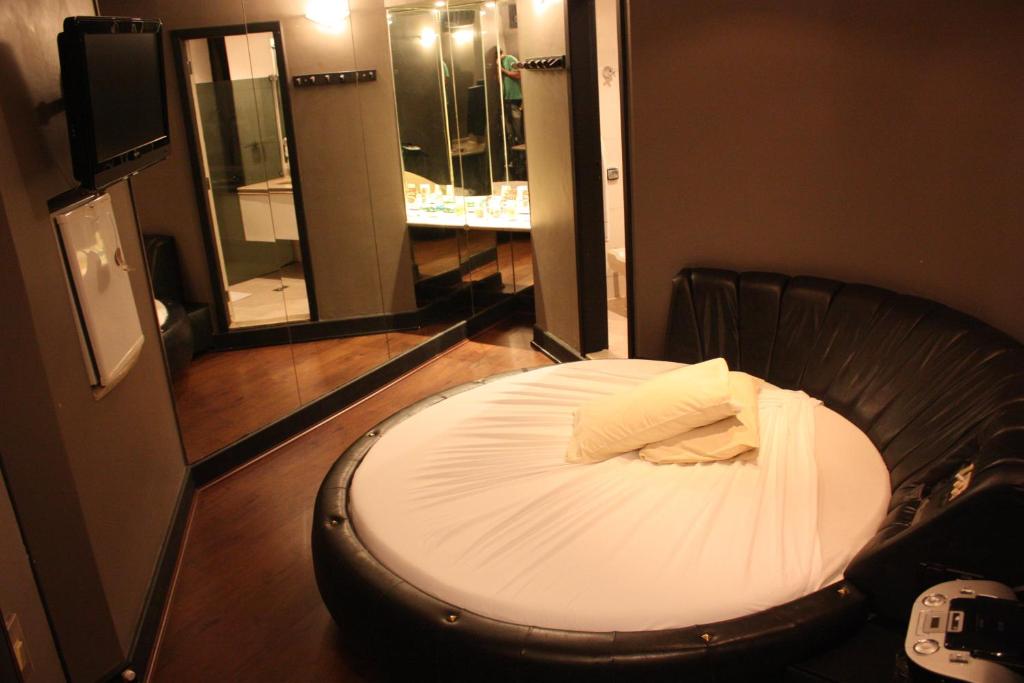  Snob Motel (Adult Only)
