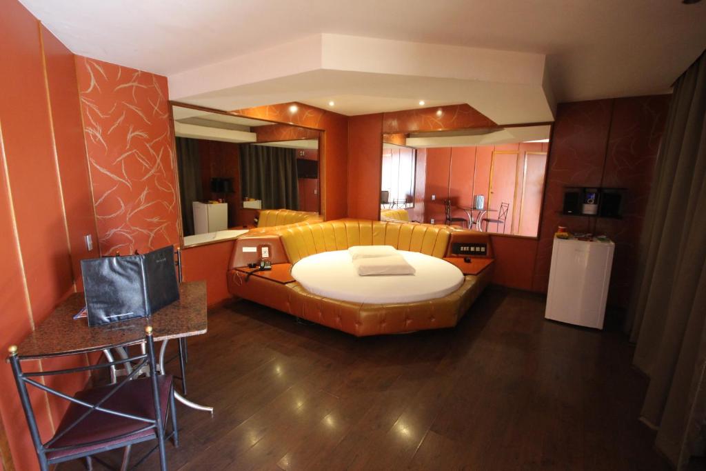 Snob Motel (Adult Only)