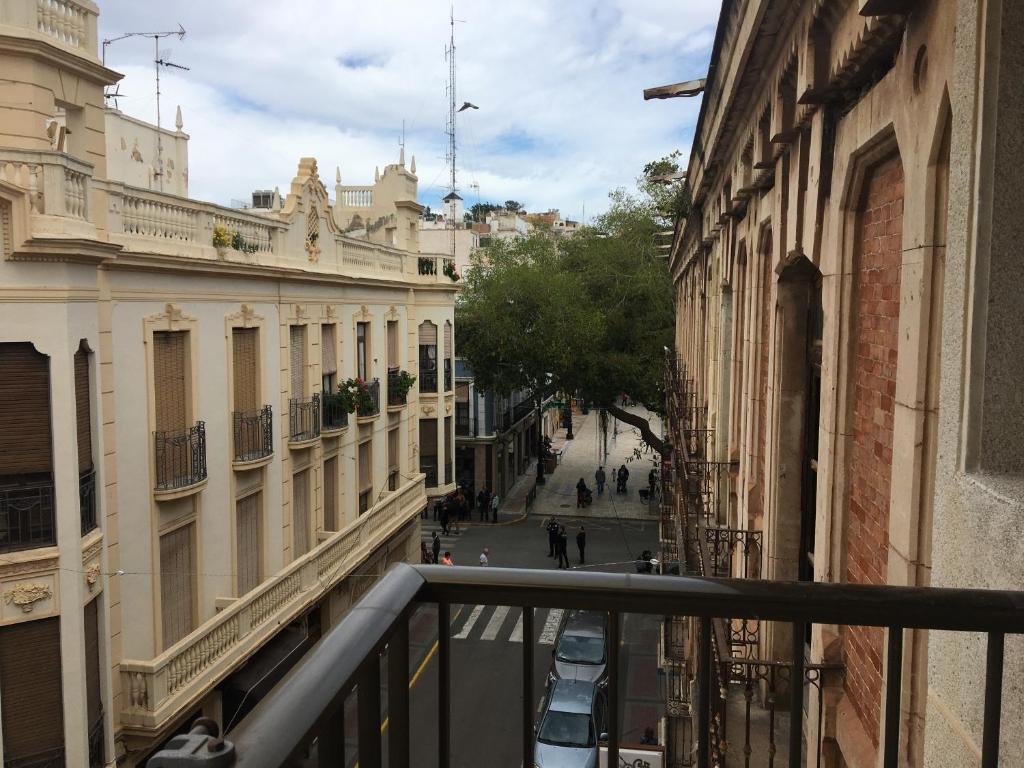 - Balcón con vistas a una calle de la ciudad en PISO EN PLAZA DE ESPAÑA Y PLAYA DE LA COLONIA en Águilas