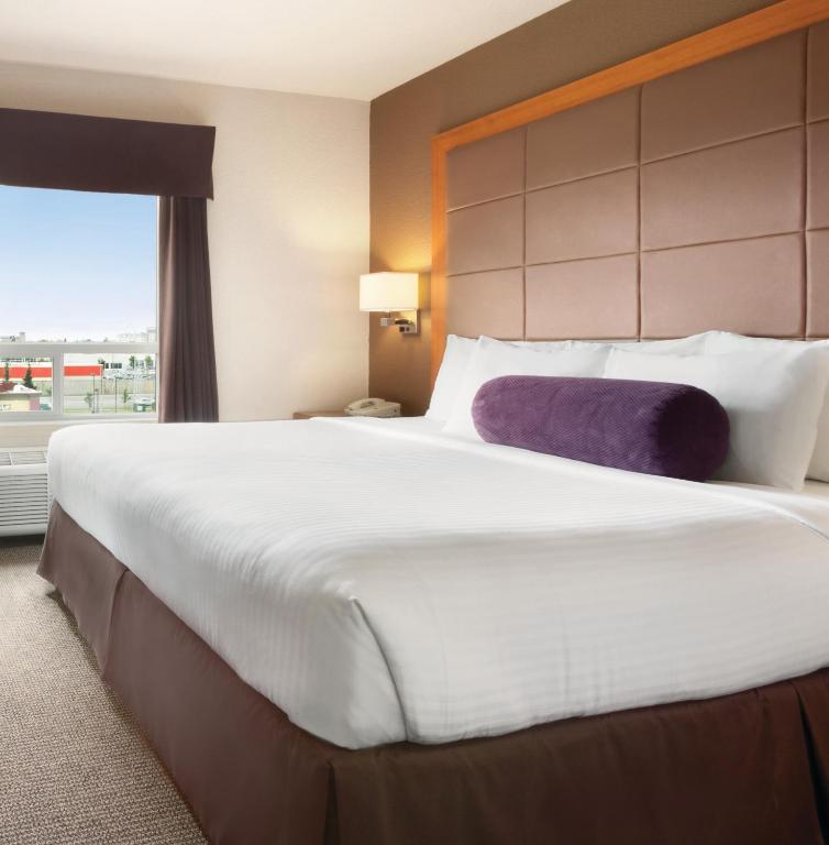 Postel nebo postele na pokoji v ubytování Days Inn by Wyndham Calgary Airport