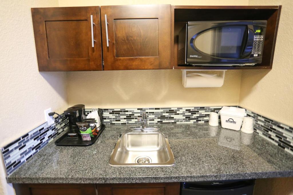 Kuchyň nebo kuchyňský kout v ubytování Days Inn by Wyndham Calgary Airport