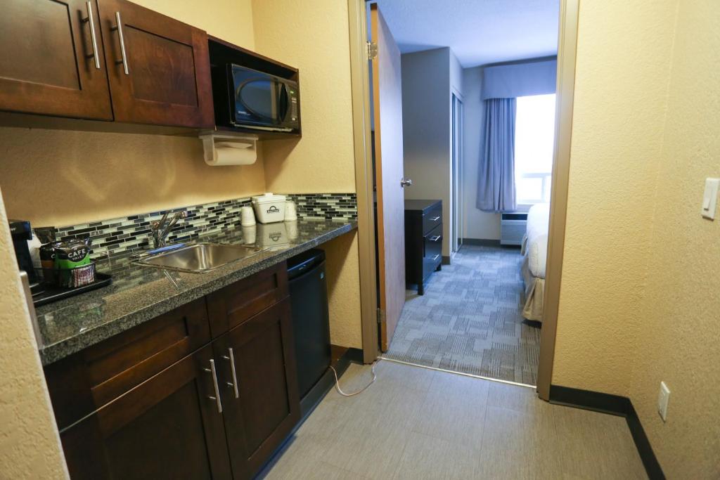 Kuchyň nebo kuchyňský kout v ubytování Days Inn by Wyndham Calgary Airport