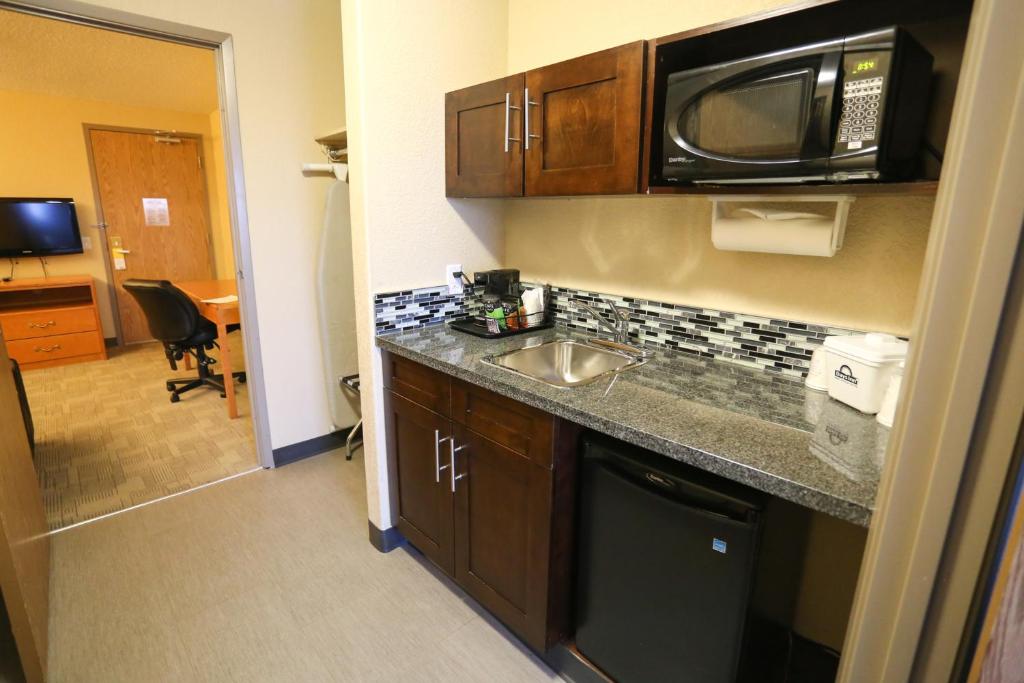 Kuchyň nebo kuchyňský kout v ubytování Days Inn by Wyndham Calgary Airport