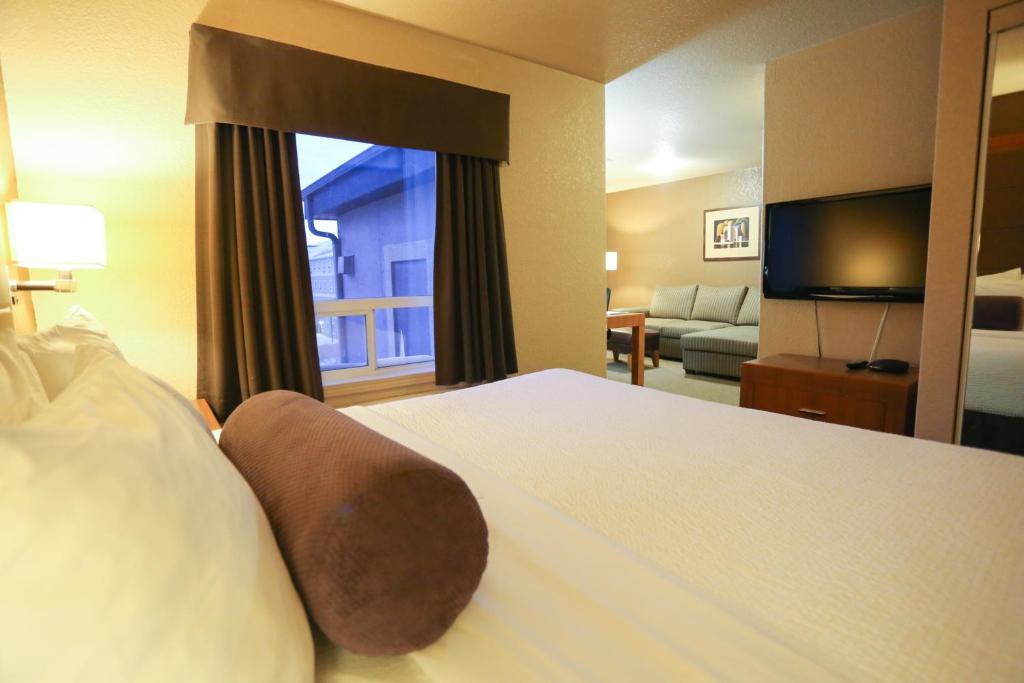Postel nebo postele na pokoji v ubytování Days Inn by Wyndham Calgary Airport