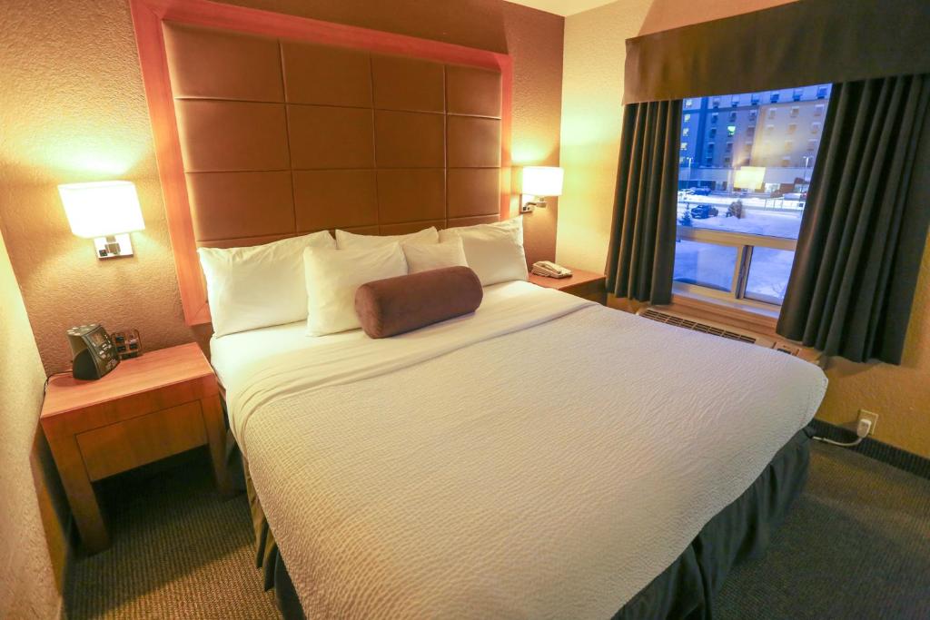 Postel nebo postele na pokoji v ubytování Days Inn by Wyndham Calgary Airport