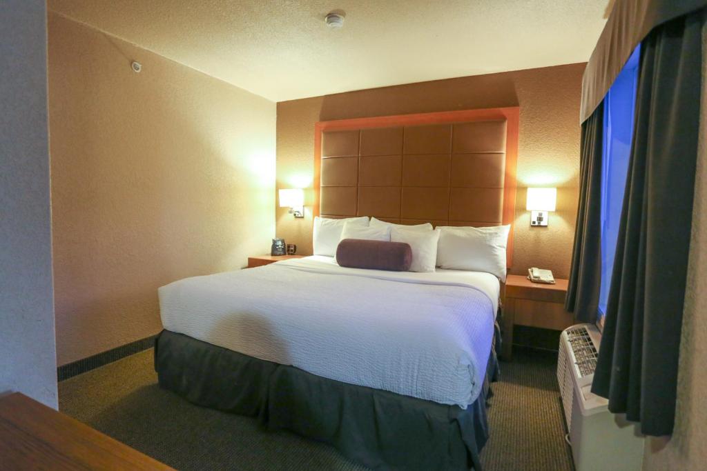 Postel nebo postele na pokoji v ubytování Days Inn by Wyndham Calgary Airport