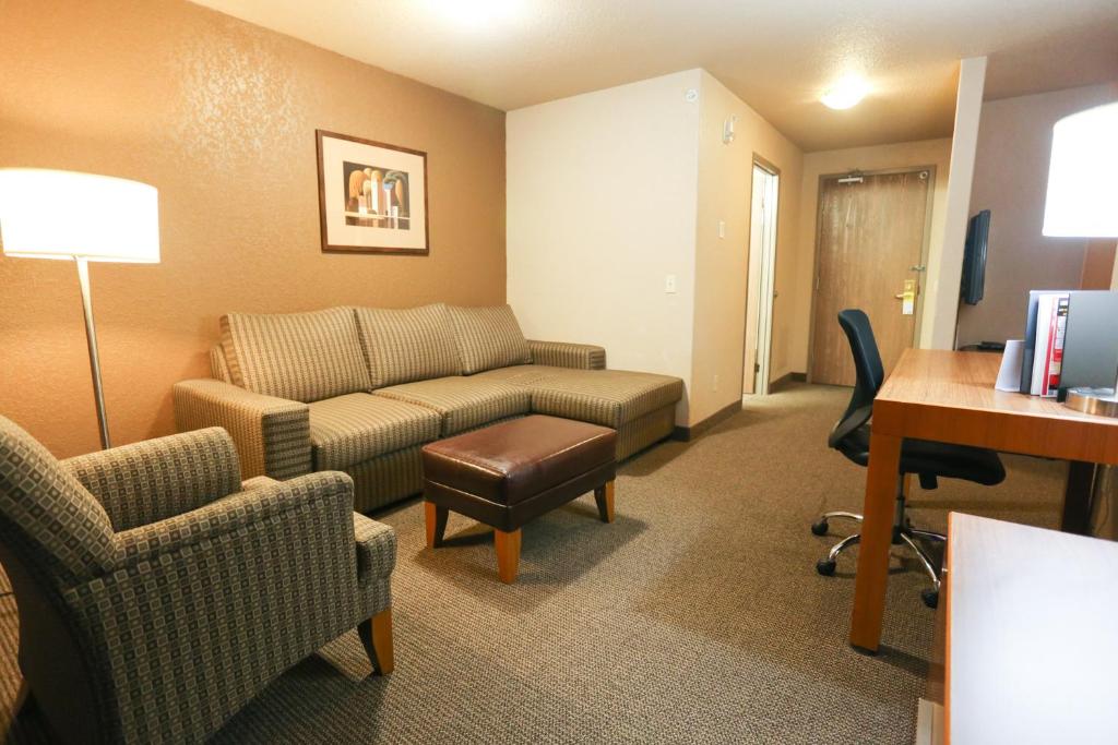 Posezení v ubytování Days Inn by Wyndham Calgary Airport