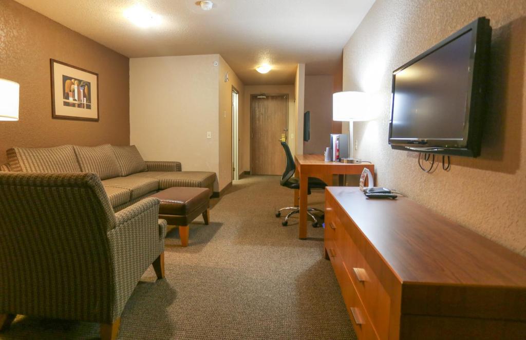 TV a/nebo společenská místnost v ubytování Days Inn by Wyndham Calgary Airport
