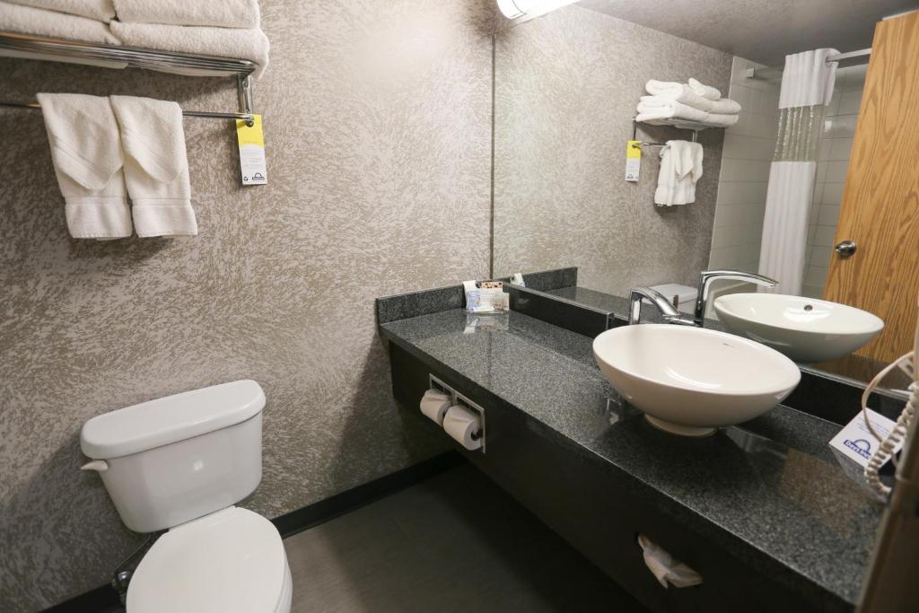 Koupelna v ubytování Days Inn by Wyndham Calgary Airport