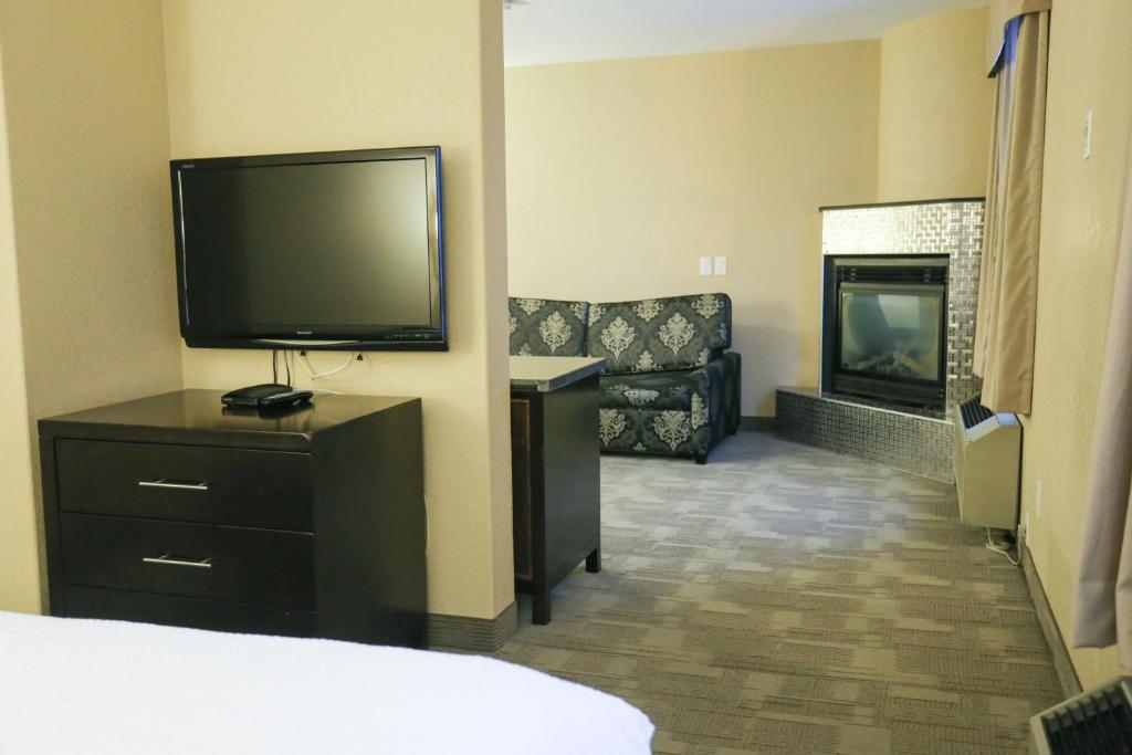 TV a/nebo společenská místnost v ubytování Days Inn by Wyndham Calgary Airport