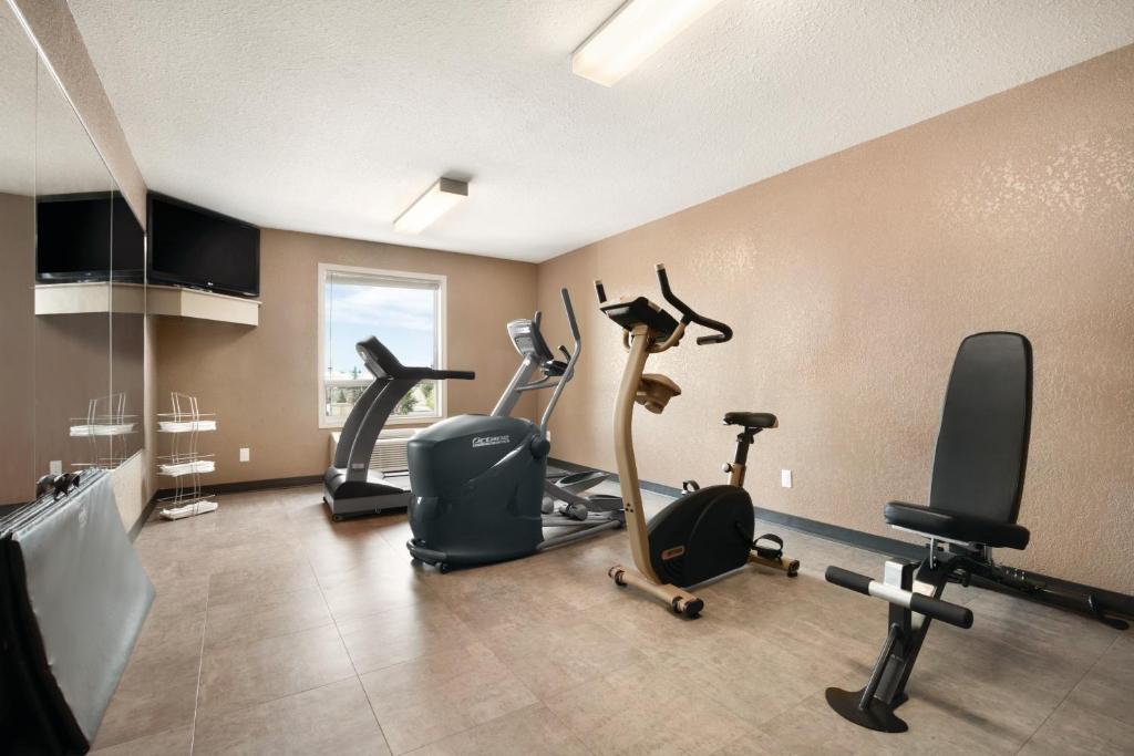 Fitness centrum a/nebo fitness zařízení v ubytování Days Inn by Wyndham Calgary Airport