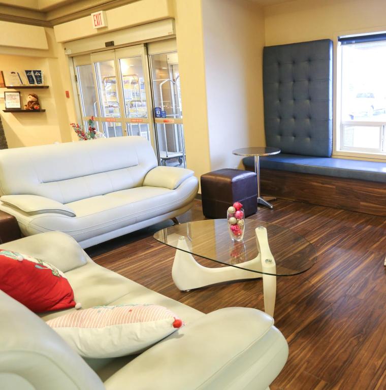 Posezení v ubytování Days Inn by Wyndham Calgary Airport