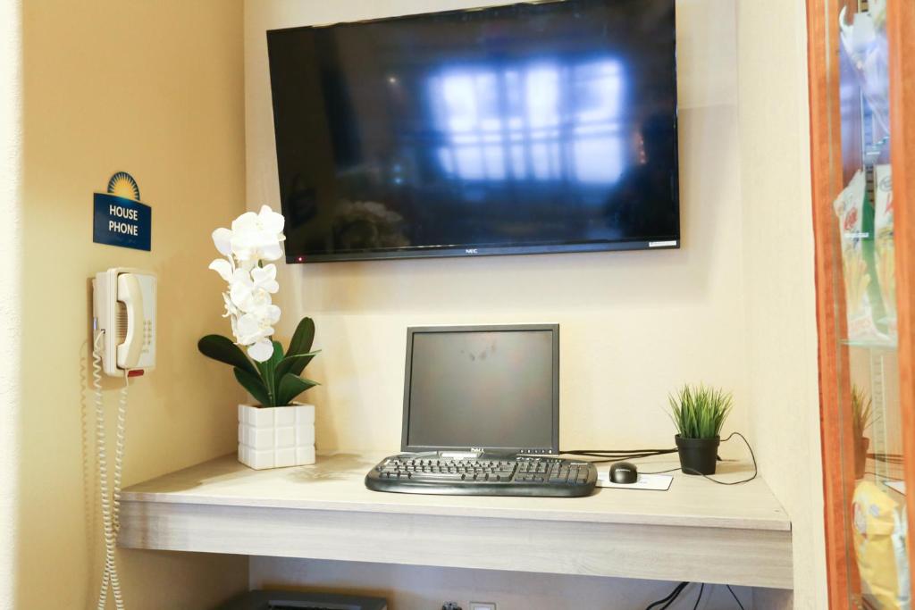 Days Inn by Wyndham Calgary Airport - Resim 13