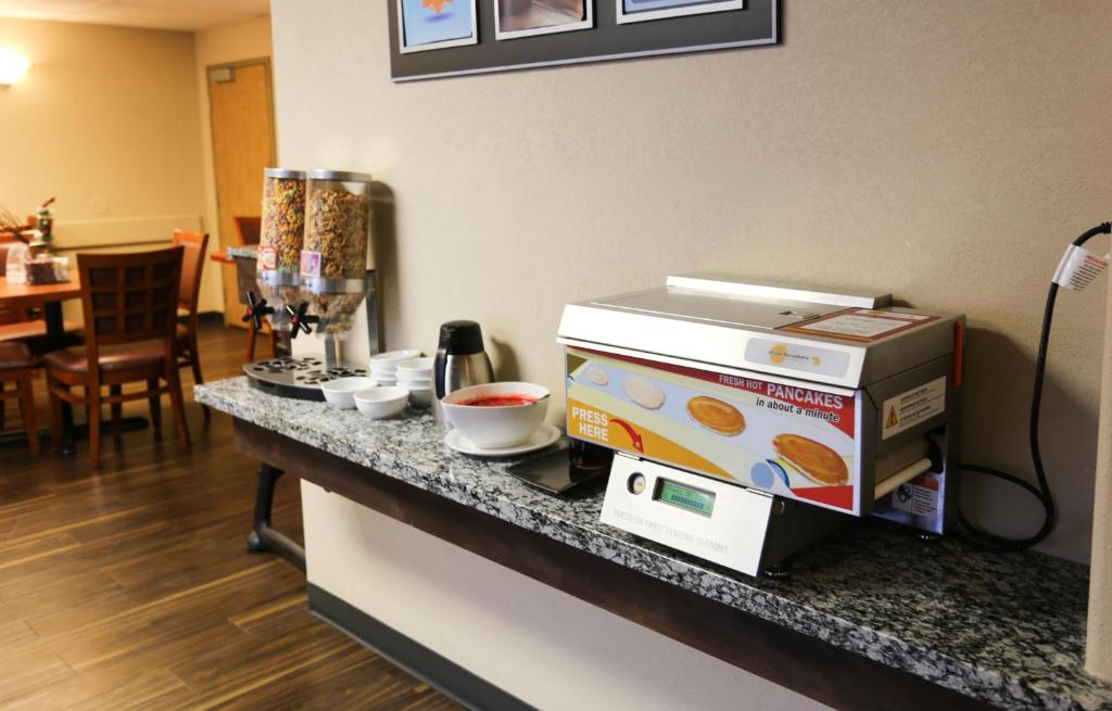Kuchyň nebo kuchyňský kout v ubytování Days Inn by Wyndham Calgary Airport