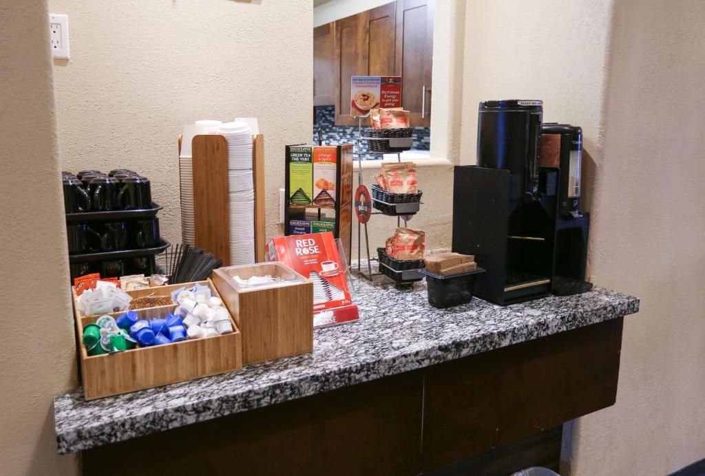 Kuchyň nebo kuchyňský kout v ubytování Days Inn by Wyndham Calgary Airport