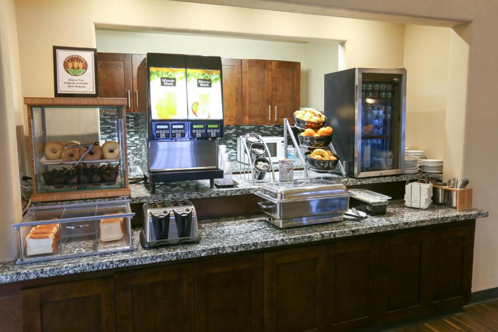 Kuchyň nebo kuchyňský kout v ubytování Days Inn by Wyndham Calgary Airport