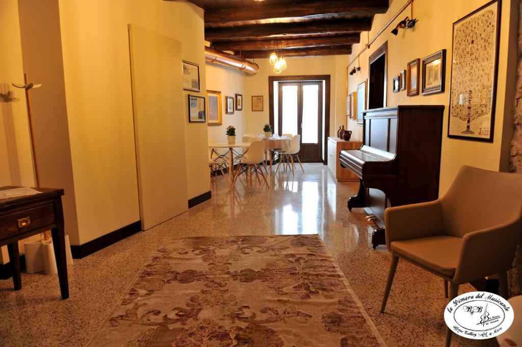 pasillo con sala de estar con mesa y sillas en La Dimora del Musicante HomeGallery, en Viggiano