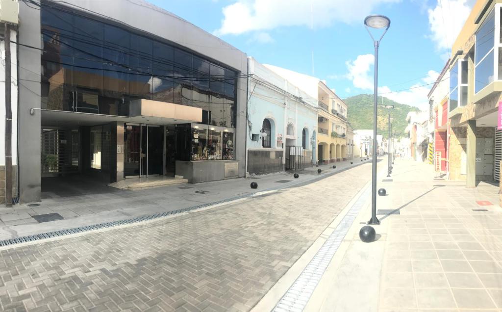 Departamento Salta Capital في سالتا: شارع فاضي في مدينه مع اناره الشارع