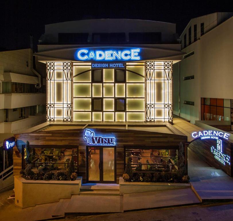 فندق كادينس ديزاين في أنقرة: مبنى به علامة لمتجر للنبيذ