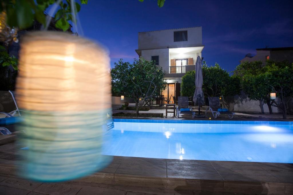 Bazén v ubytování Sunny Rhodes Villa nebo v jeho okolí