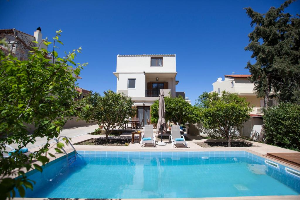 Bazén v ubytování Sunny Rhodes Villa nebo v jeho okolí