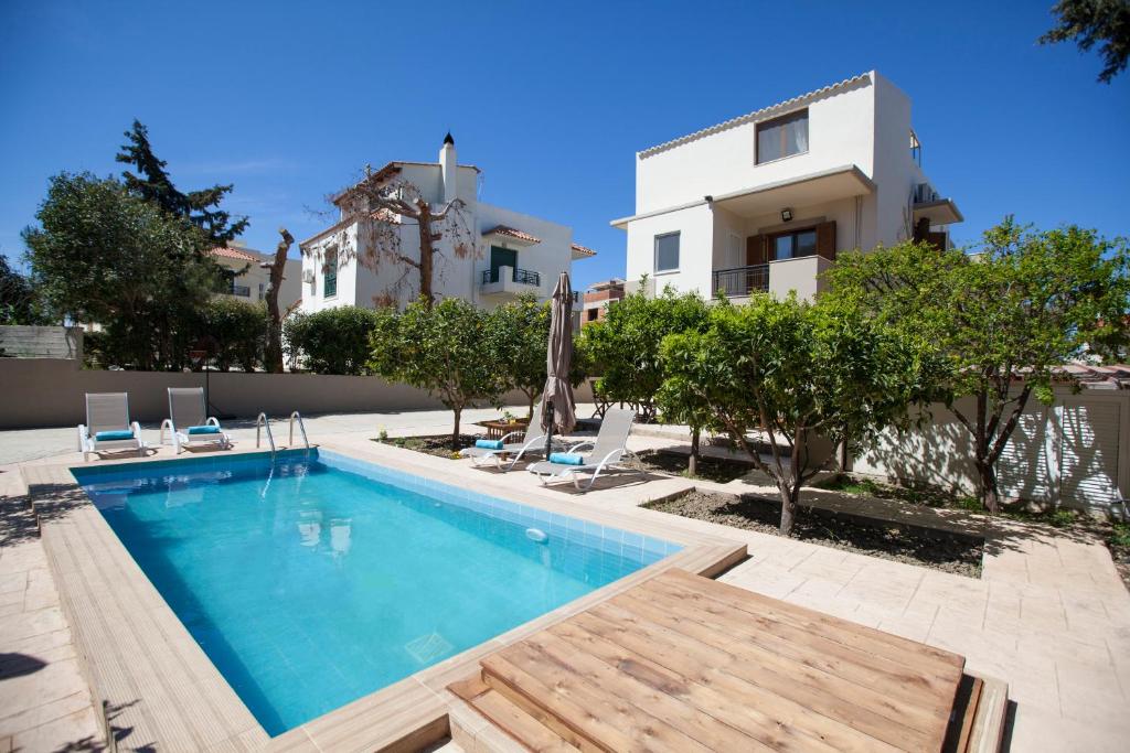 Bazén v ubytování Sunny Rhodes Villa nebo v jeho okolí
