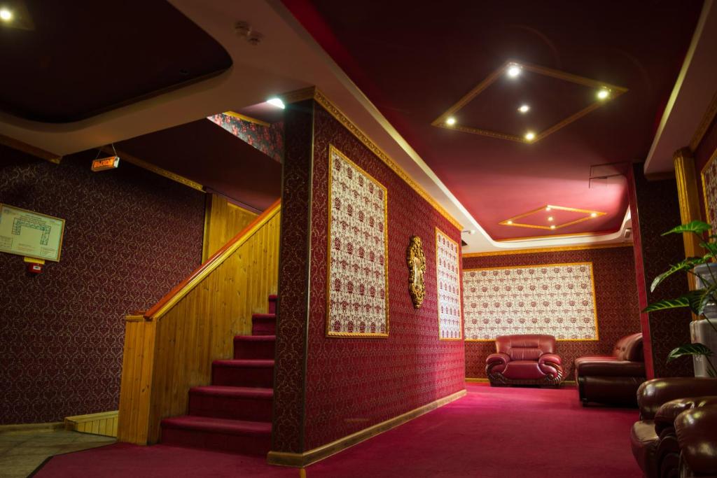 Zimmer mit einer Treppe und einer roten Backsteinwand in der Unterkunft Rubin Hotel Complex in Jakutsk