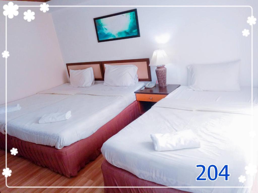Postel nebo postele na pokoji v ubytování Thai Inter Korat Hotel