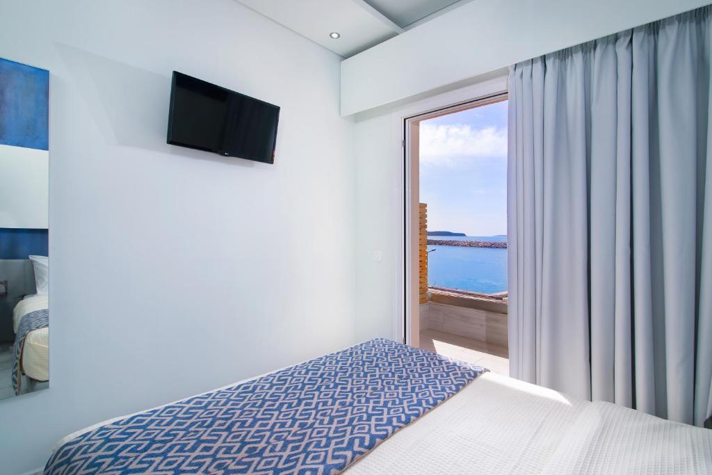 Postel nebo postele na pokoji v ubytování Molos Hotel