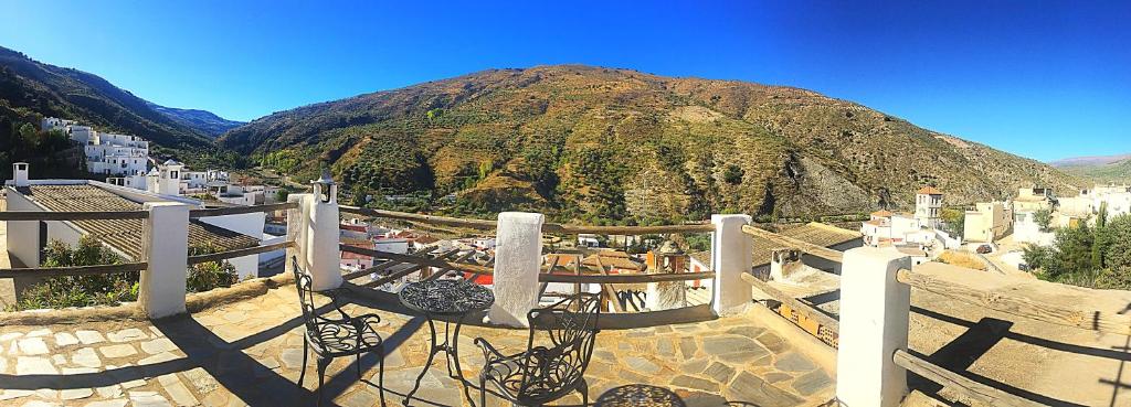 d'un balcon offrant une vue sur la montagne. dans l'établissement Casa Ken Holiday Home, à Grenade