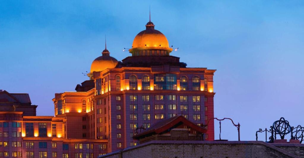 ein Gebäude mit einer Kuppel darüber in der Unterkunft Beijing Pudi Hotel in Peking