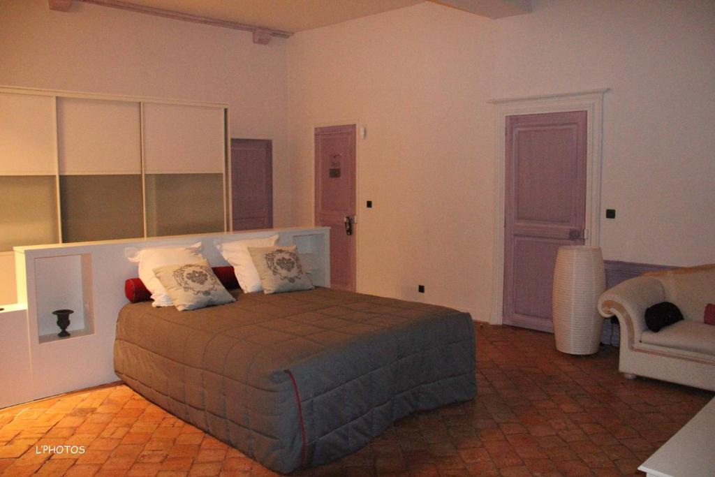 Postel nebo postele na pokoji v ubytování Logis Hôtel Le Relais Louis XI