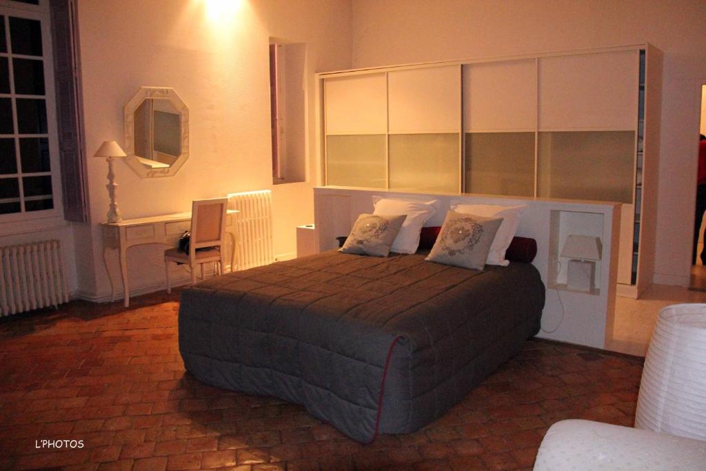 Postel nebo postele na pokoji v ubytování Logis Hôtel Le Relais Louis XI