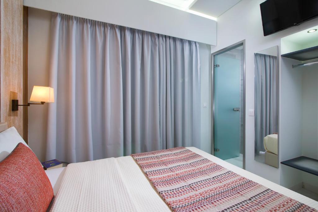 Postel nebo postele na pokoji v ubytování Molos Hotel