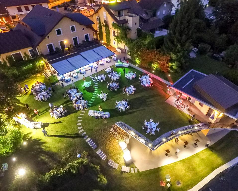una vista aérea de un jardín por la noche en Hôtel Baud - Teritoria, en Bonne-sur-Ménoge
