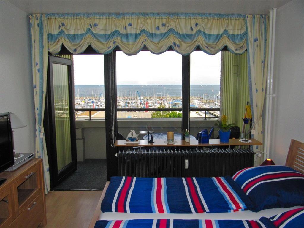 シュレースヴィヒにあるFerienwohnung Schlosserのベッドと大きな窓のある寝室