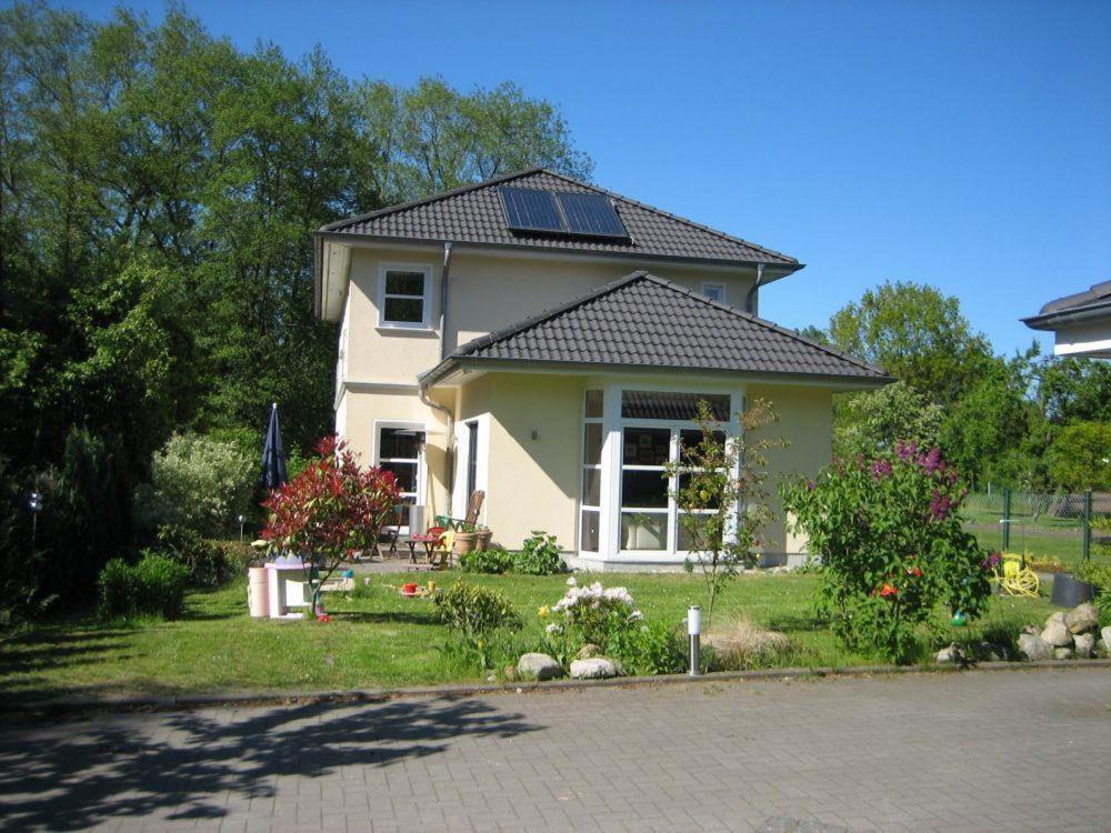 une maison avec des panneaux solaires sur le toit dans l'établissement Ferienwohnung Prophet, à Kiel