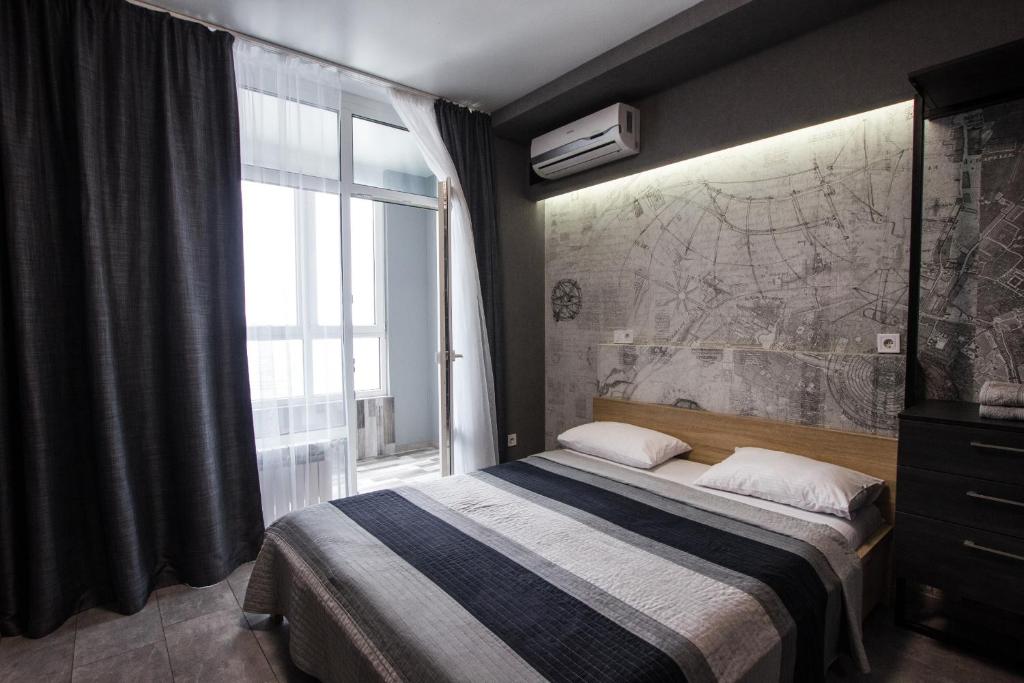 1 dormitorio con 1 cama y un mapa en la pared en Solo Apartment Virmenska en Kiev