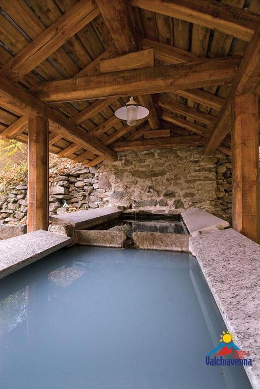 Bazén v ubytování Foresteria B&B Vecchiascuola Pianazzola nebo v jeho okolí